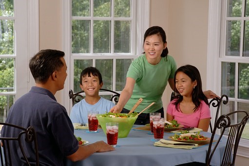 Making Family Memories Around the Dinner Table